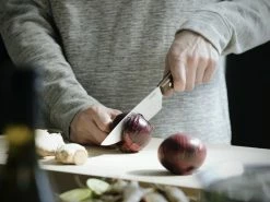 Outlet β Fiskars Norr Chef's Knife π₯° 10 Outlet β Fiskars Norr Chef's Knife π₯° -Alessi shop Fiskars Kitchen Action Norr Cooks knife cutting onion 1016478